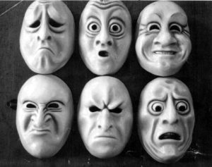 Fotografía en blanco y negro con máscaras de hombres con diferentes expresiones de emociones